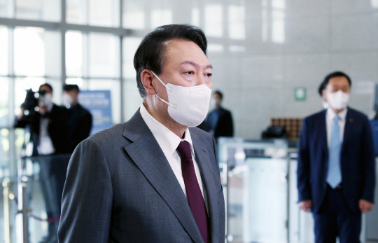 윤석열 대통령이 15일 오전 서울 용산 대통령실 청사로 출근하며 취재진의 질문에 답하고 있다. 대통령실통신사진기자단=연합뉴스